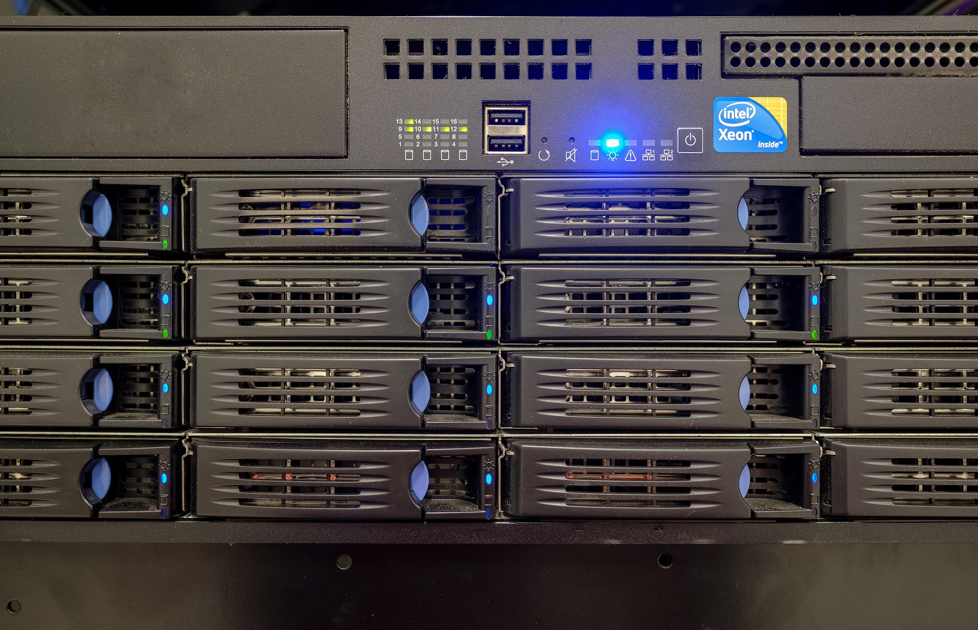 Equipamiento de servidores y conexiones de red